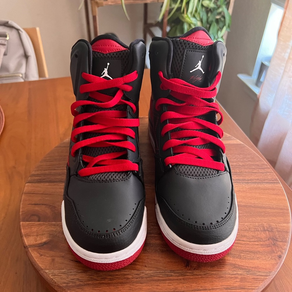 Jordan SC-3 Youth Boys Size 7, Red & Black